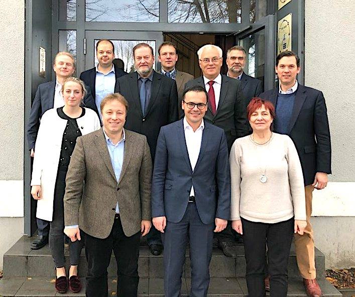 V.l.n.r.: Jens Schwartz, Saskia Boehm, Nando Strüfing, Sebastian Steineke MdB, Hartmut Thies, Sven Deter, Dr. Jan Redmann MdL, Erich Kuhne, Michael Gayck, Sigrid Nau, Thomas Vargas von Rentzell. Es fehlen: Dr. Karl Gärtner, Dr. Christian Tatje. V.l.n.r.: Jens Schwartz, Saskia Boehm, Nando Strüfing, Sebastian Steineke MdB, Hartmut Thies, Sven Deter, Dr. Jan Redmann MdL, Erich Kuhne, Michael Gayck, Sigrid Nau, Thomas Vargas von Rentzell. Es fehlen: Dr. Karl Gärtner, Dr. Christian Tatje.